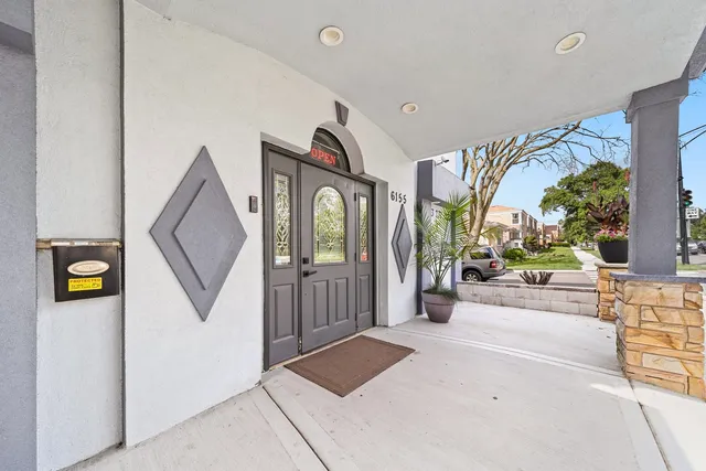 a view of livingroom with furniture and windows
