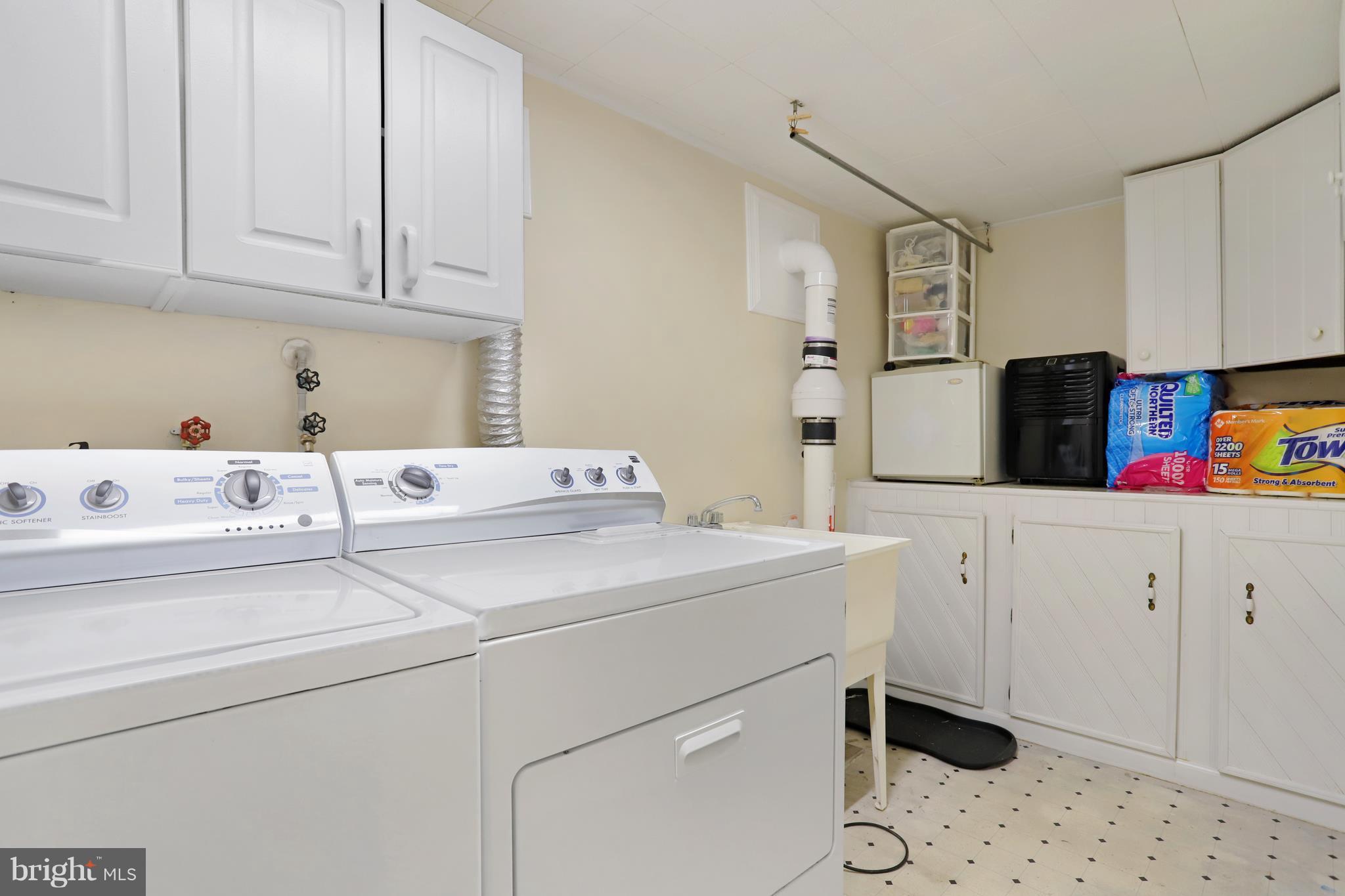 48 Thomas Jefferson Circle Ranson, WV 25438 - Photo 27 of 30 a utility room with sink dryer and washer