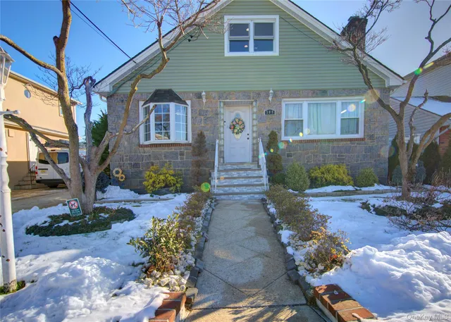 $899,999 | 309 Litchfield Avenue, Elmont, NY 11003