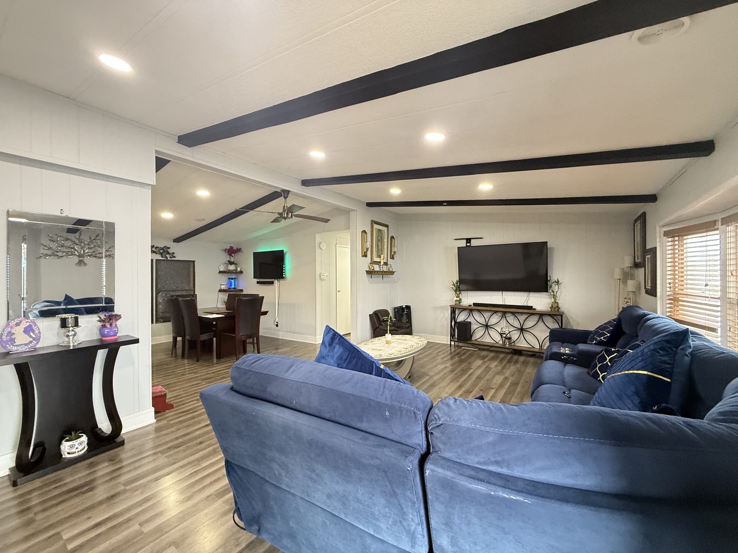 588 Hickory Glen Road Matteson, IL 60443 - Photo 16 of 50 a living room with furniture and a flat screen tv