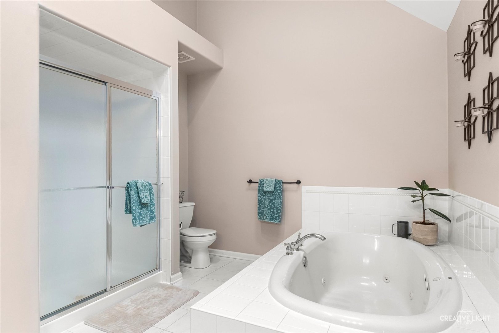 2543 Dewes Lane Naperville, IL 60564 - Photo 26 of 47 a bathroom with a sink and toilet