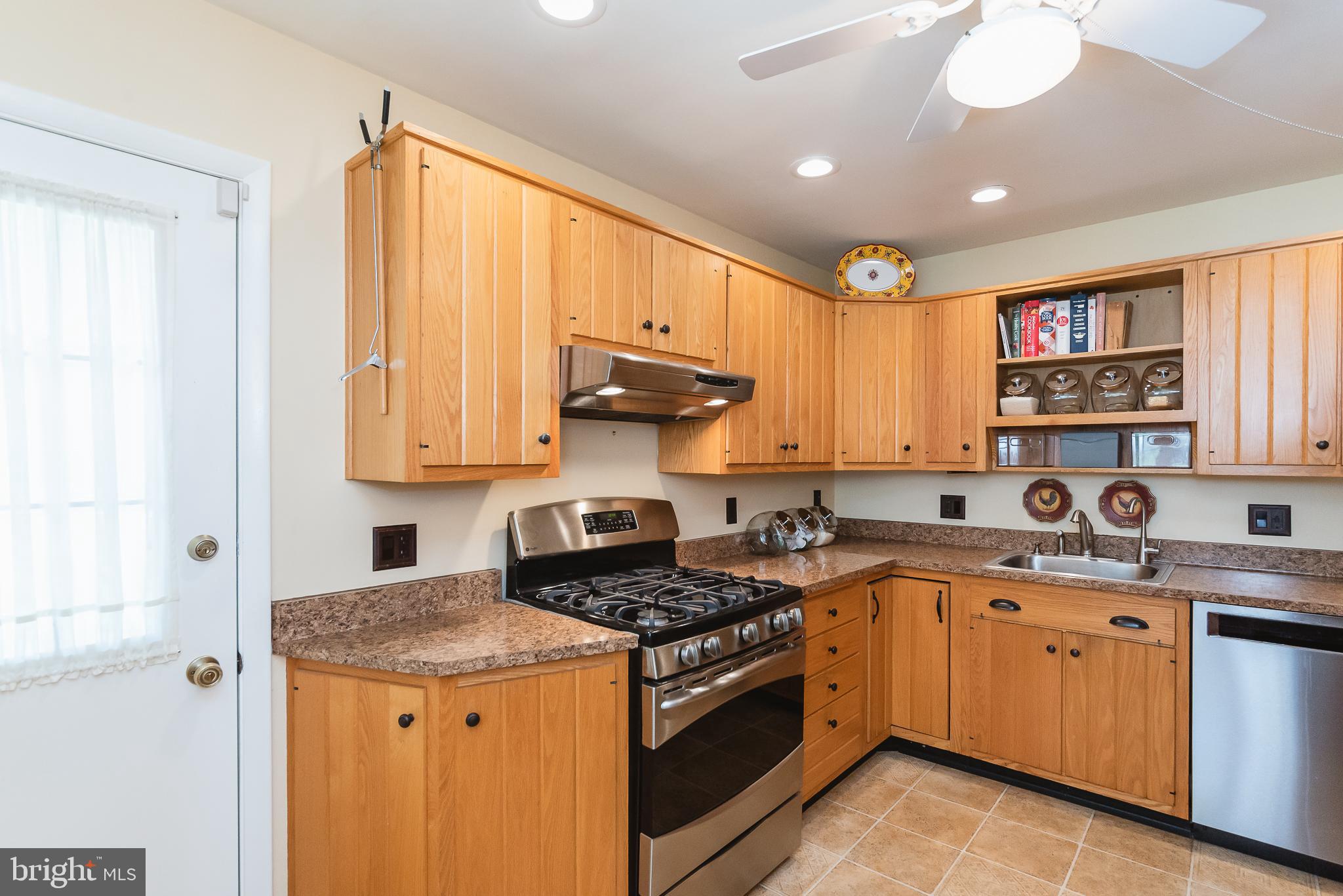27 Bramleigh Road Lutherville-Timonium, MD 21093 - Photo 12 of 45 TONS OF CABINET SPACE