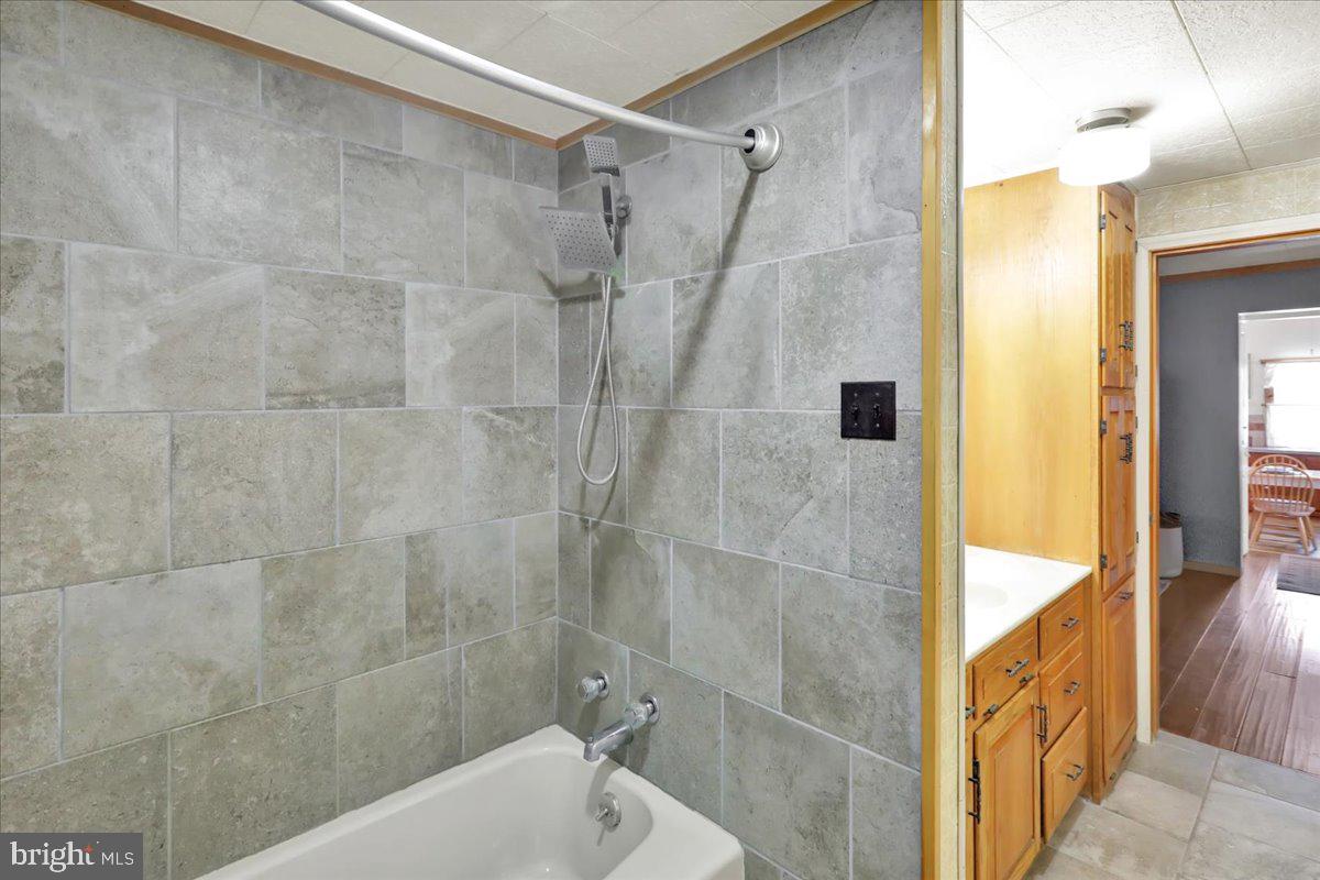 65 Mexico Road Pine Grove, PA 17963 - Photo 17 of 40 a bathroom with a shower and a tub