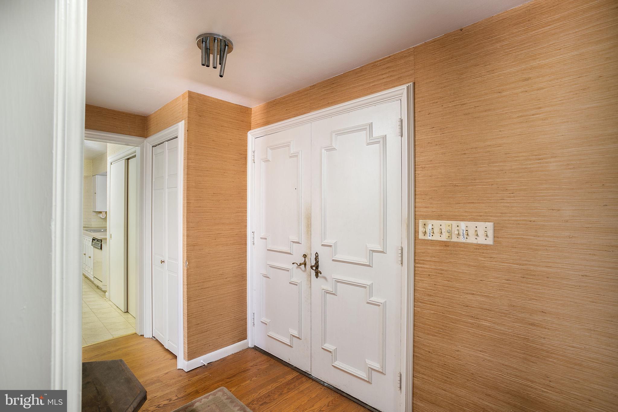 967 Bear Tavern Road Ewing, NJ 08628 - Photo 8 of 28 Inside front door
