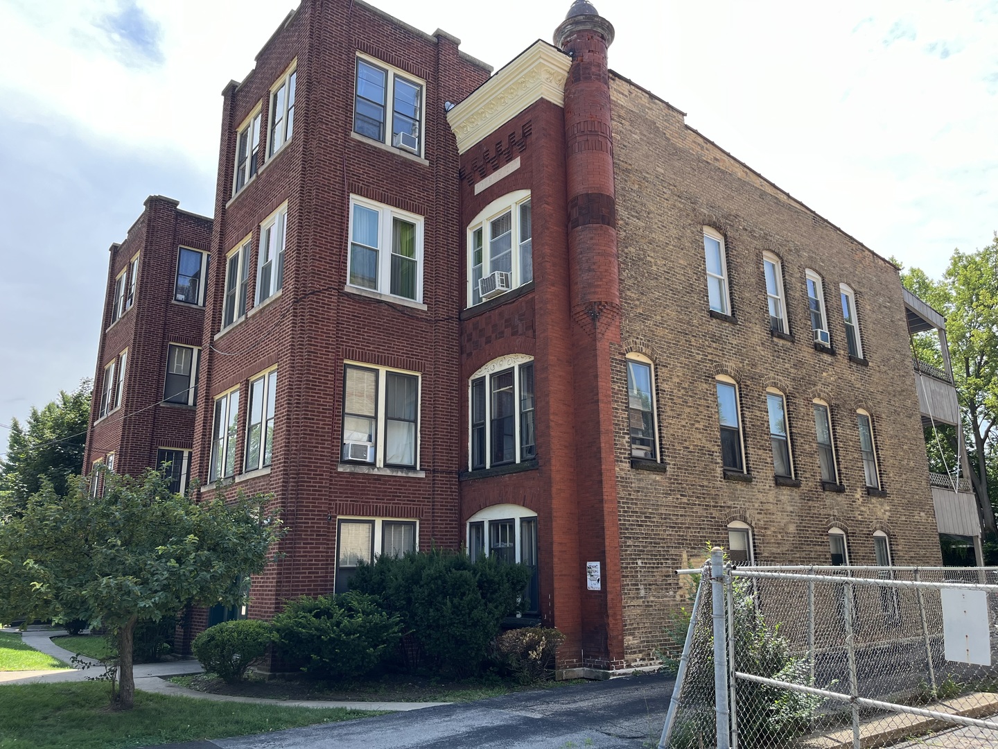 423 East Chicago Street, Unit B Elgin, IL 60120 - Photo 2 of 13 a front view of a multi story building