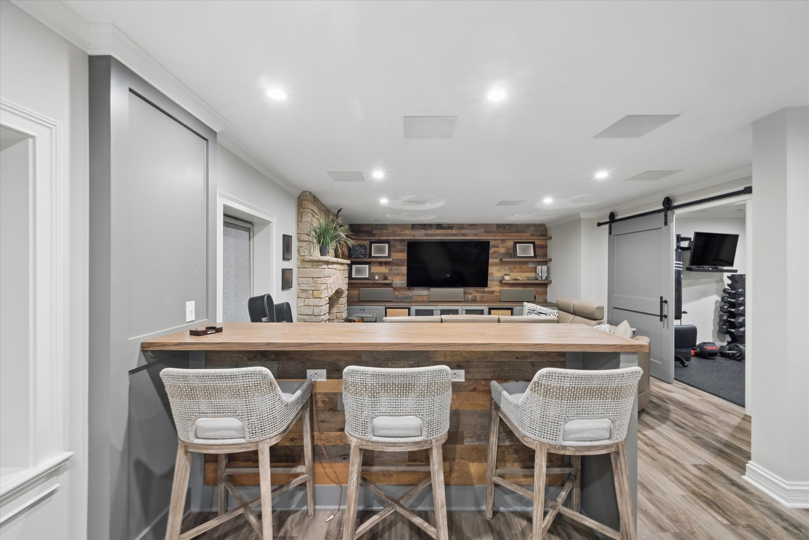 405 Phillippa Street Hinsdale, IL 60521 - Photo 35 of 44 a large kitchen with a table and chairs