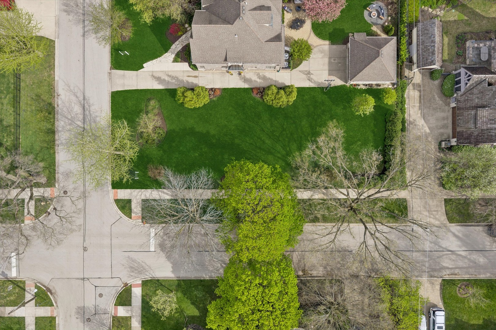 405 Phillippa Street Hinsdale, IL 60521 - Photo 4 of 44 an aerial view of a house with a garden