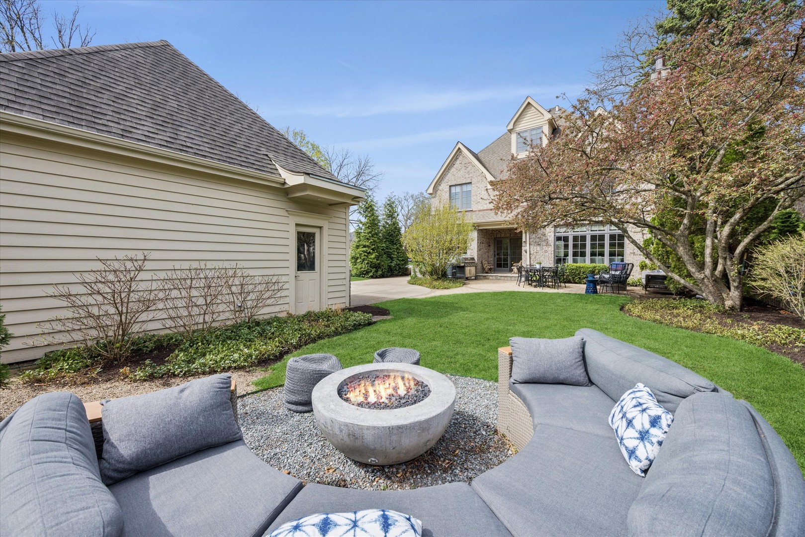 405 Phillippa Street Hinsdale, IL 60521 - Photo 10 of 44 a view of a house with backyard and sitting area