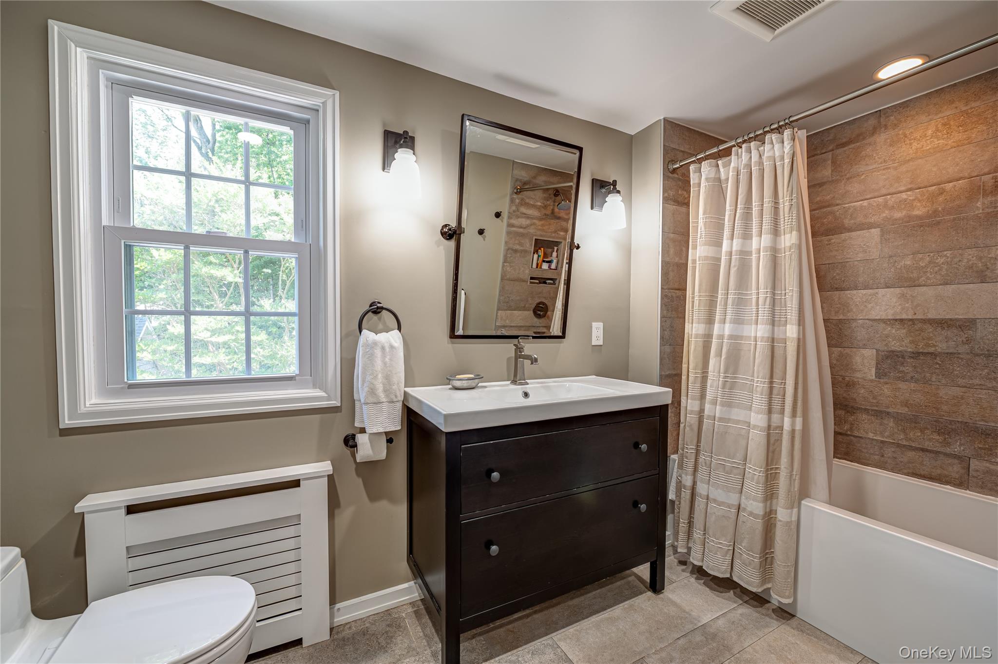 24 Soundview Road Huntington, NY 11743 - Photo 17 of 20 Full Bathroom