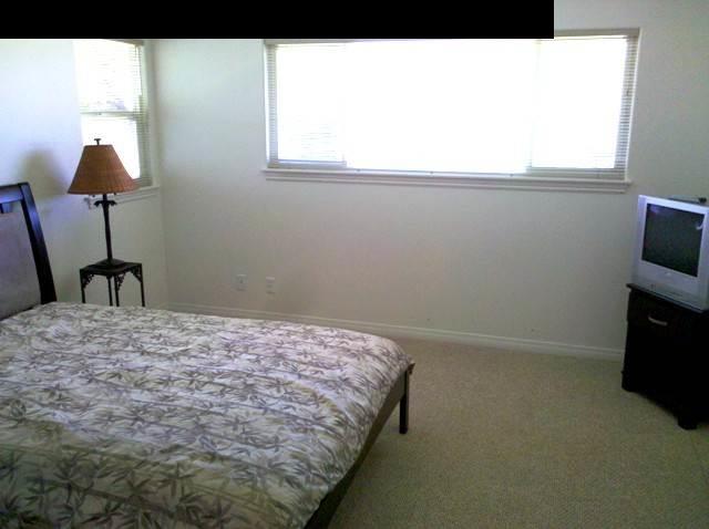 21 Awalau Road Haiku, HI 96708 - Photo 28 of 30 a bedroom with a bed and a window