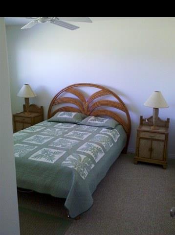 21 Awalau Road Haiku, HI 96708 - Photo 7 of 30 a bedroom with a bed and a lamp