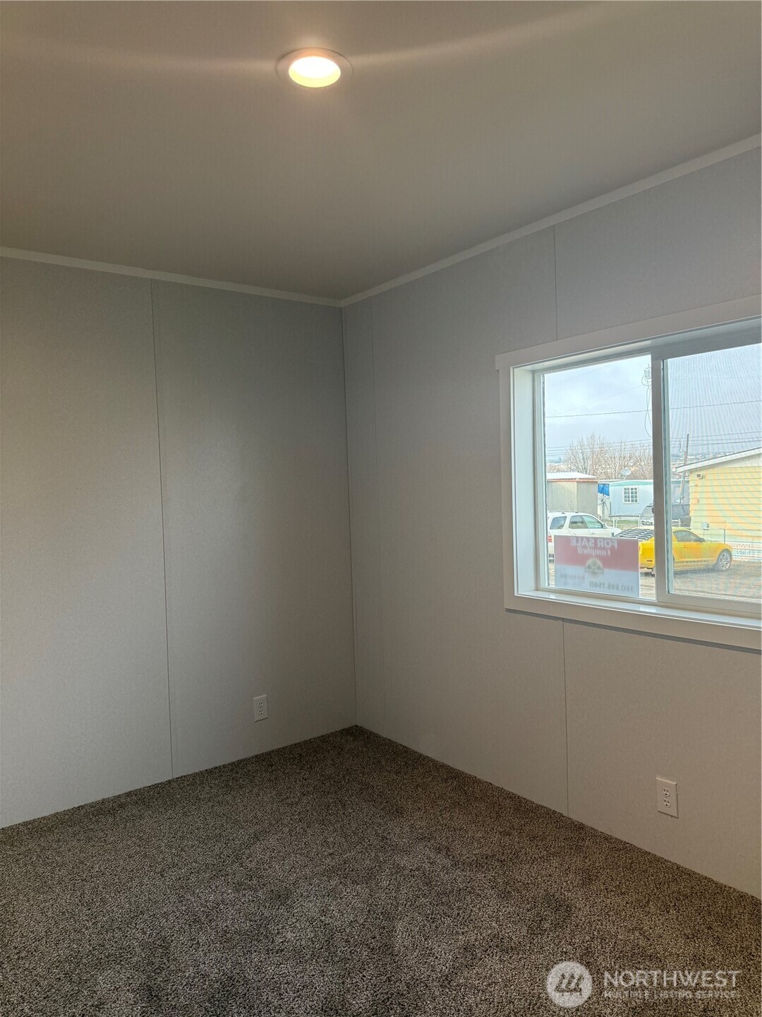 200 West Hawthorn Street, Unit 32 Connell, WA 99326 - Photo 4 of 16 an empty room with a window
