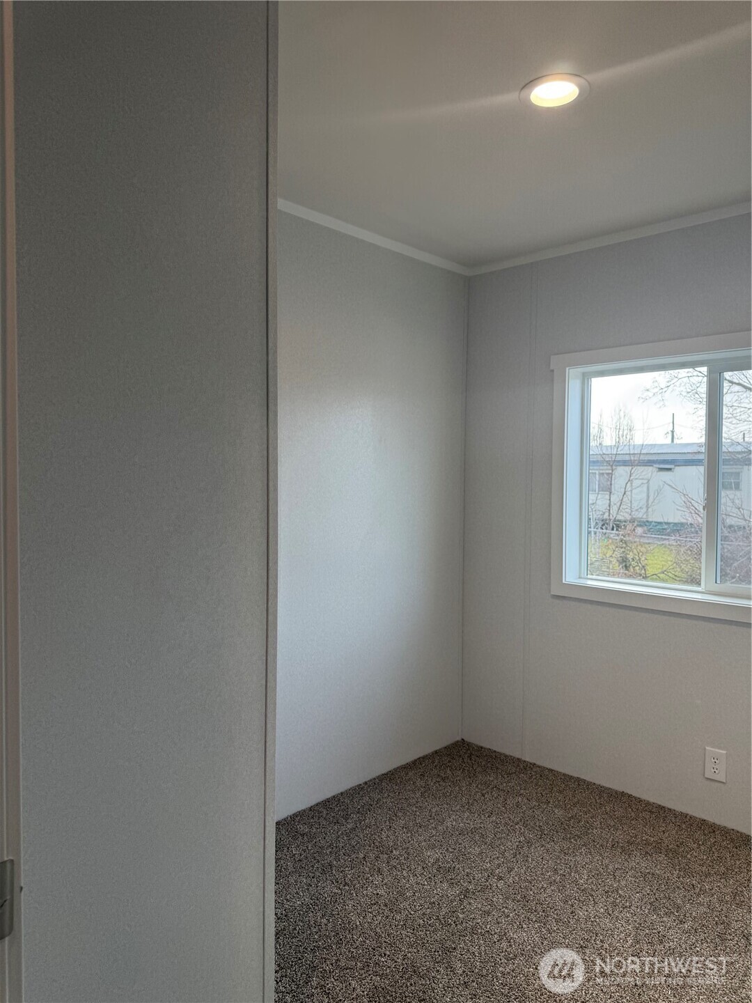 200 West Hawthorn Street, Unit 32 Connell, WA 99326 - Photo 7 of 16 an empty room with a window