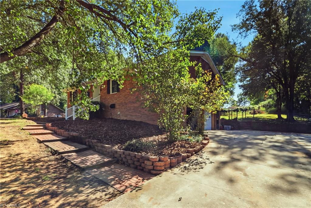406 Spring Road Jamestown, NC 27282 - Photo 2 of 45 Gallery Image 2