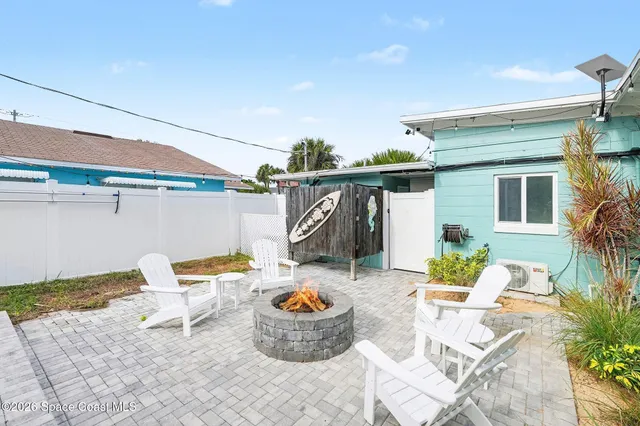 a chairs and table sitting in backyard of house