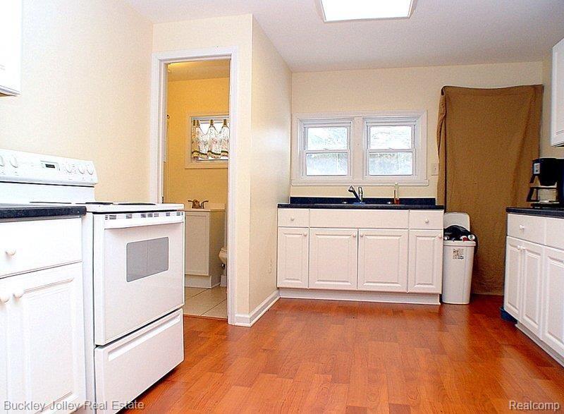 333 East Barron Road Howell, MI 48855 - Photo 16 of 17 Apartment Kitchen.jpg