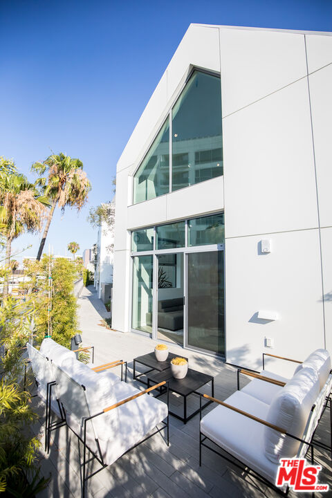 8600 Wilshire Boulevard, Unit PH17 Beverly Hills, CA 90211 - Photo 23 of 32 a building outdoor space with patio furniture