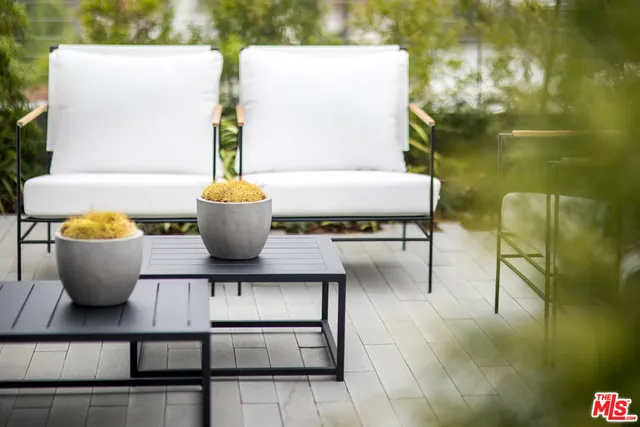 a picture of table and chairs