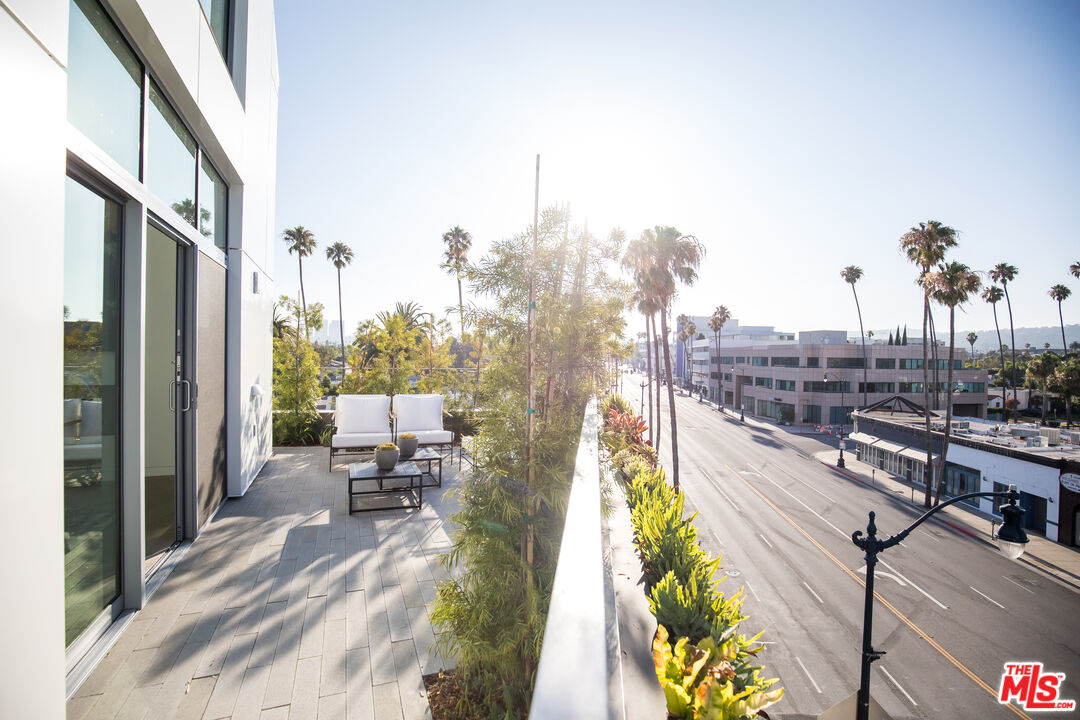 8600 Wilshire Boulevard, Unit PH17 Beverly Hills, CA 90211 - Photo 27 of 32 a view of a balcony with city view