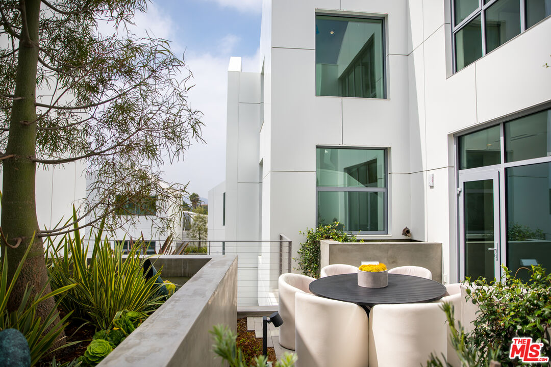 8600 Wilshire Boulevard, Unit PH17 Beverly Hills, CA 90211 - Photo 30 of 32 a view of balcony and patio