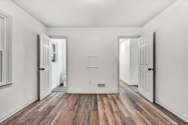 a view of a livingroom with wooden floor and closet