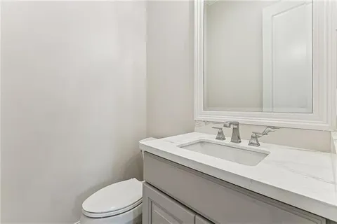 $910,000 | 744 Brockenbraugh Court, Metairie, LA 70005