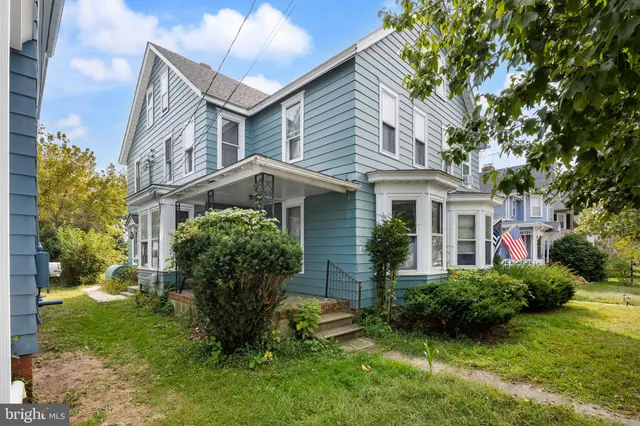 a view of a house with backyard and garden