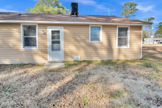 $1,000 | 1002 School Street, Jacksonville, NC 28540