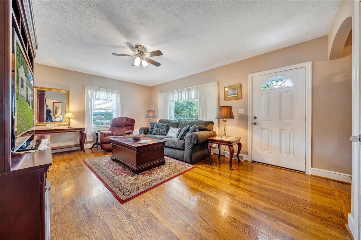 3005 Cannaday Road Northeast Roanoke, VA 24012 - Photo 4 of 34 04-MIB08646