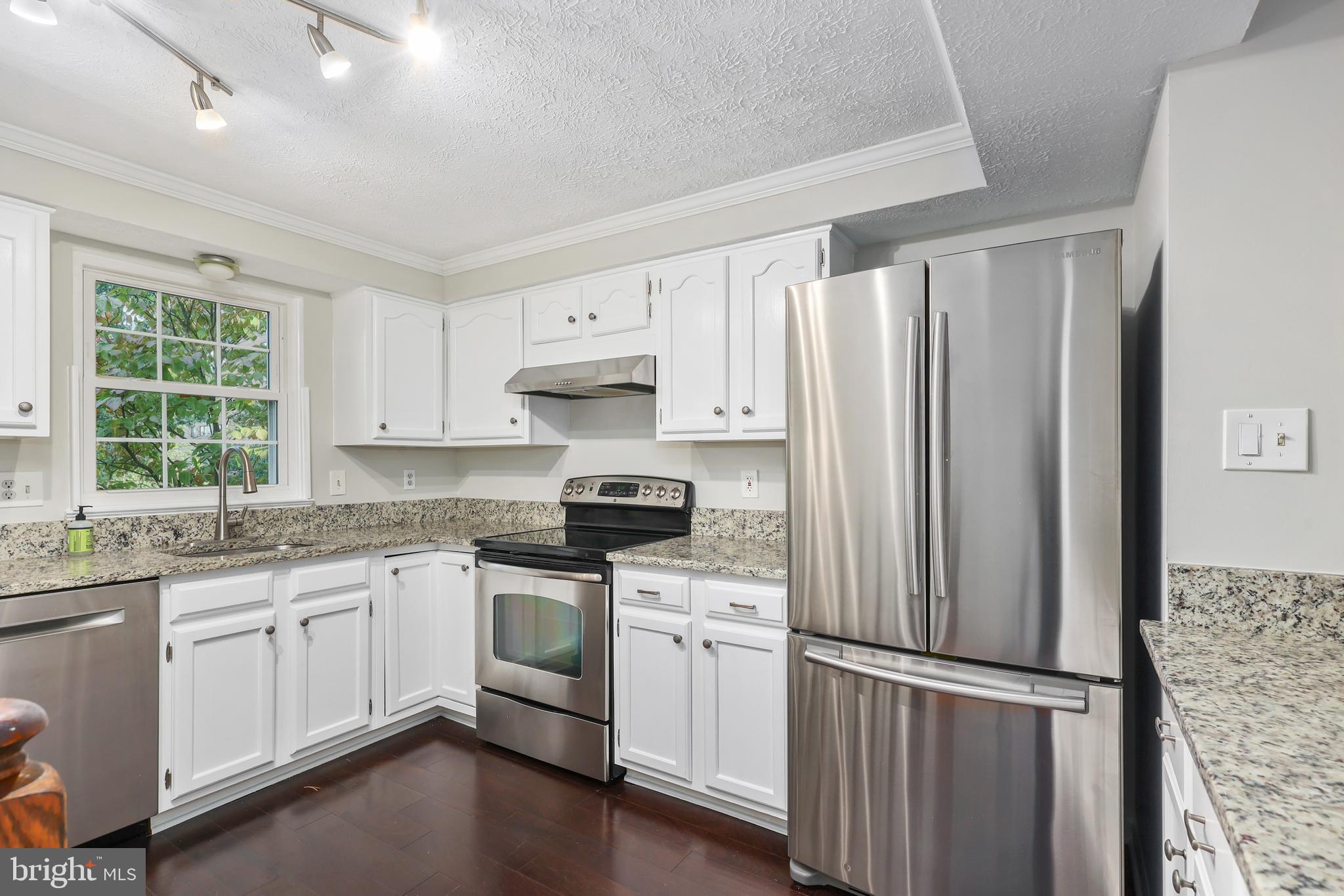 1960 Belmont Ridge Court Reston, VA 20191 - Photo 4 of 32