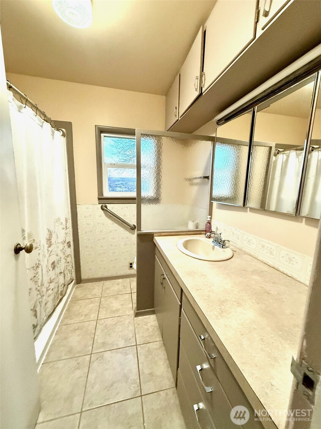 1006 East Dobson Road Odessa, WA 99159 - Photo 10 of 38 a kitchen with a sink a stove and a shower