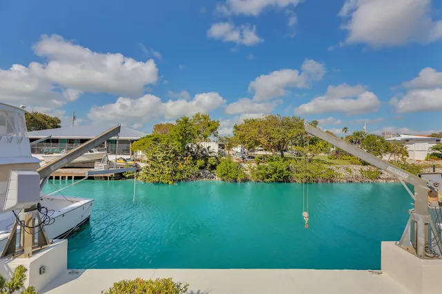 a view of a house with fountain
