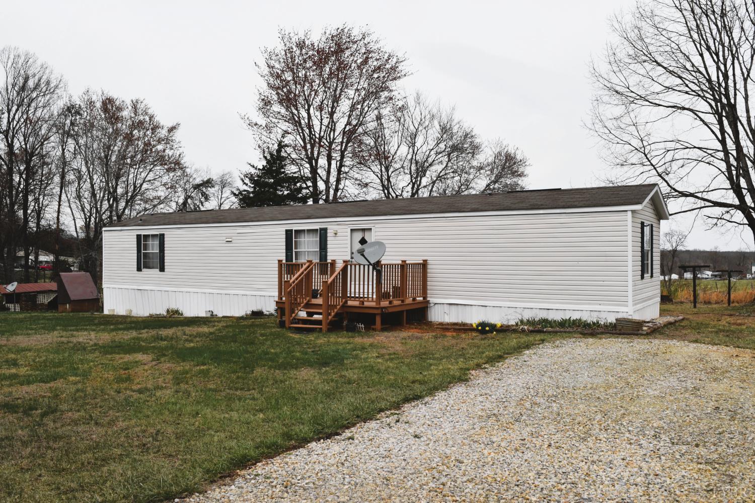 a view of a house with backyard