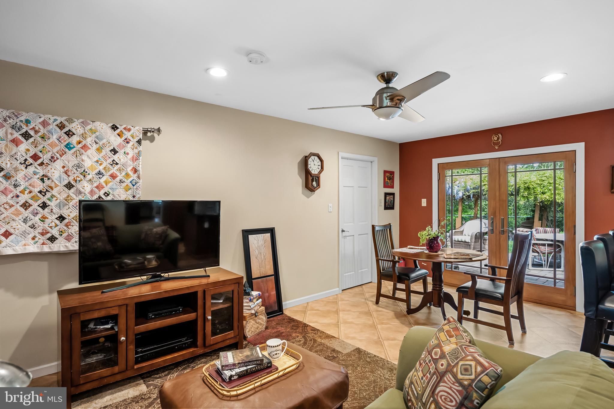 24 Forestview Place Willingboro, NJ 08046 - Photo 19 of 42 Family Room // Breakfast Area
