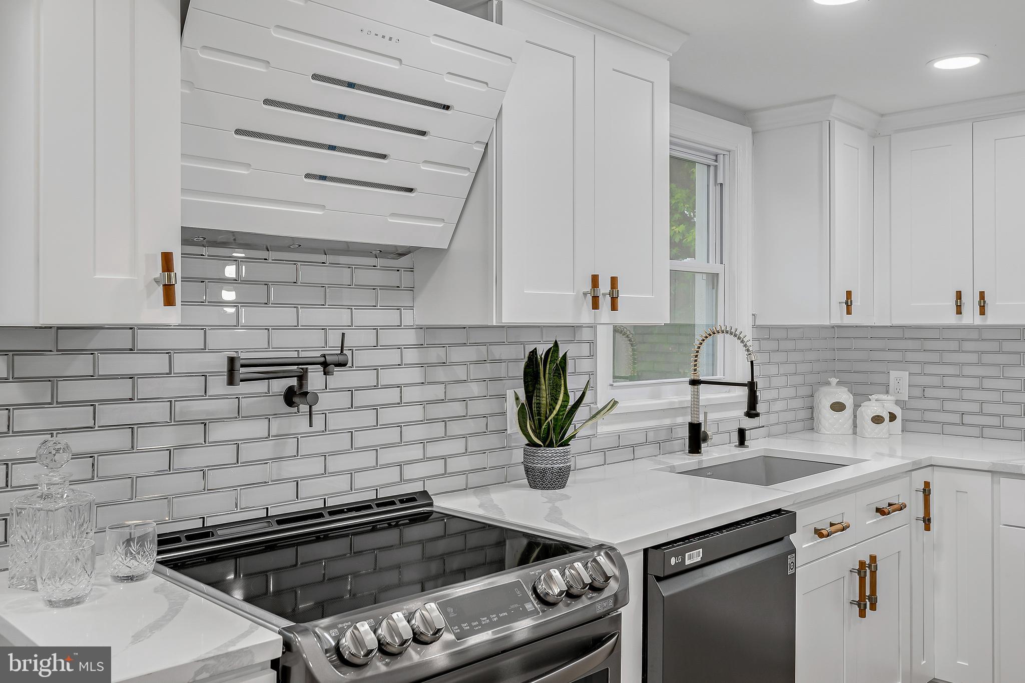 415 West Governor Road Hershey, PA 17033 - Photo 3 of 23 Gourmet hood, pot filler, stove
