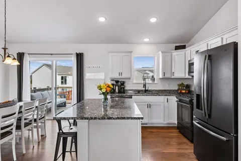 $419,900 | 940 Lakewood Trail, Young America, MN 55397