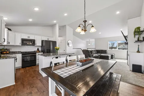 $419,900 | 940 Lakewood Trail, Young America, MN 55397