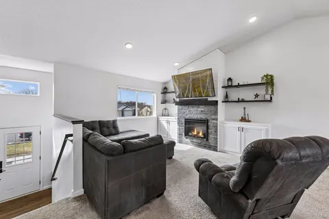 $419,900 | 940 Lakewood Trail, Young America, MN 55397