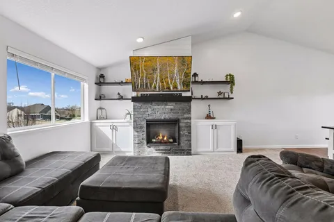 $419,900 | 940 Lakewood Trail, Young America, MN 55397