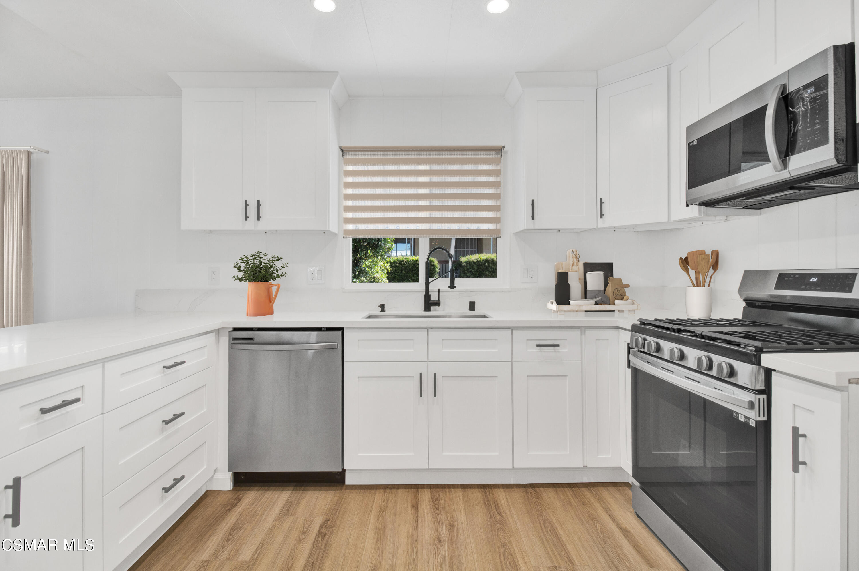 195 Tierra Rejada Road, Unit 194 Simi Valley, CA 93065 - Photo 7 of 16 Kitchen_Thanh