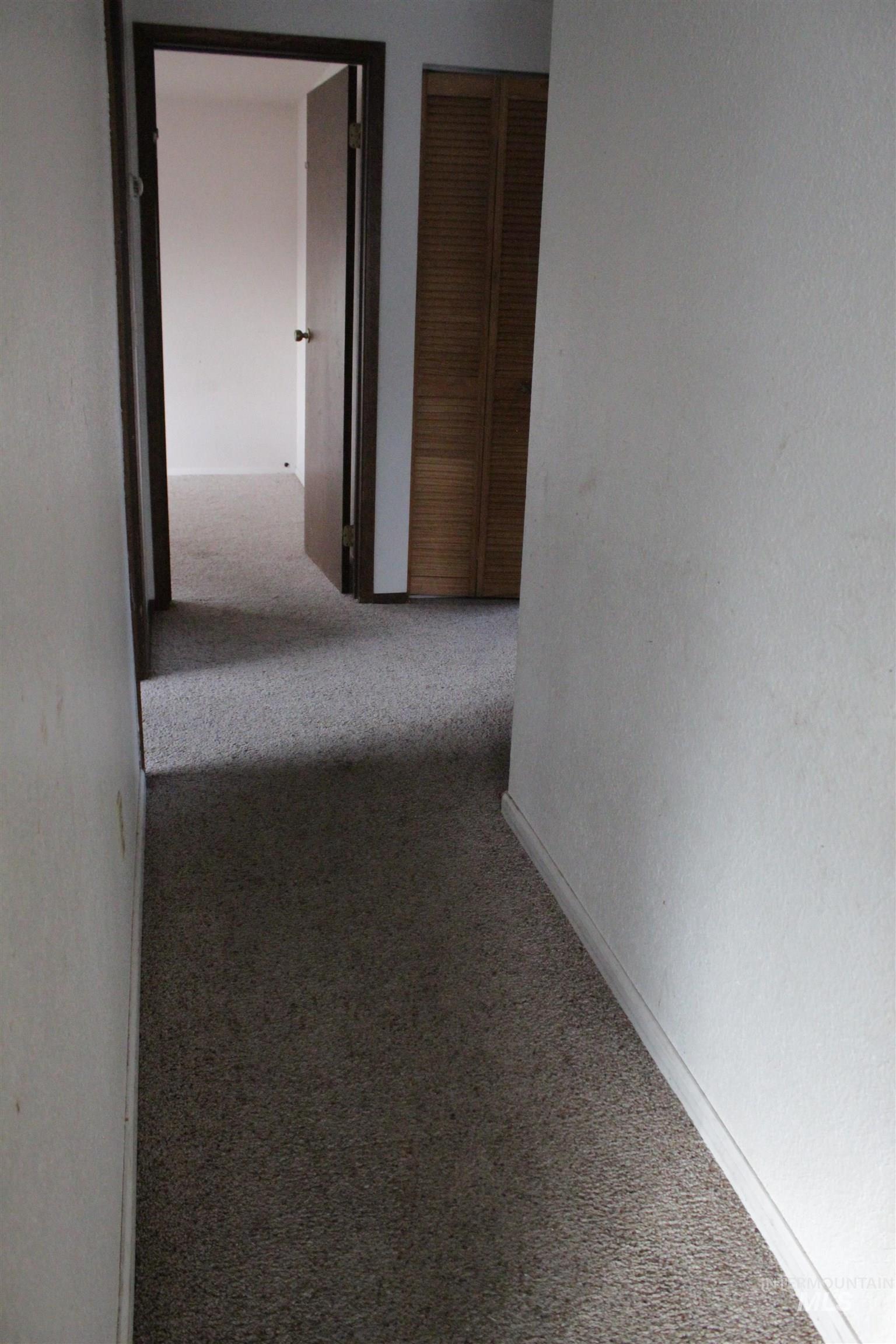 622 East Court Street Weiser, ID 83672 - Photo 5 of 20 Hall featuring carpet