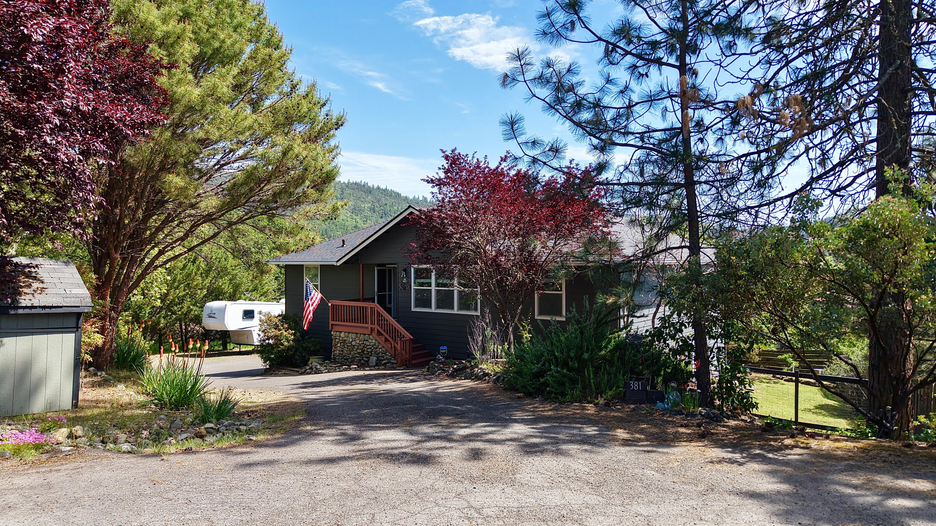 381 Pinetop Terrace Shady Cove, OR 97539 - Photo 3 of 66
