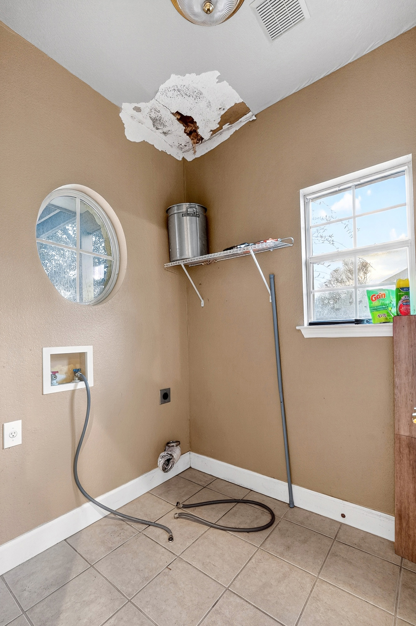 3811 Hawk View Street Round Rock, TX 78665 - Photo 19 of 20 a view of room with a table and a clock