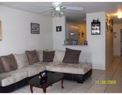 1900 Bacom Point Road Pahokee, FL 33476 - Photo 2 of 10 Living Room