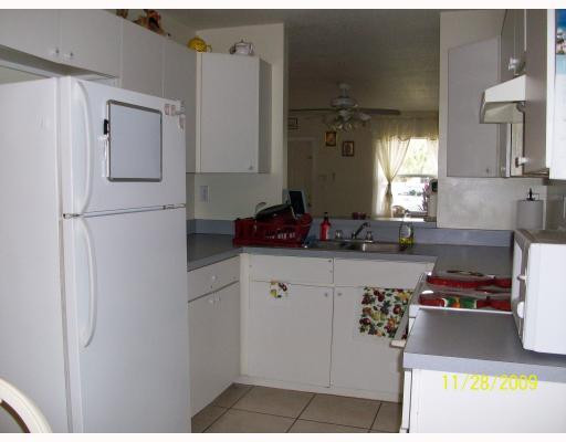 1900 Bacom Point Road Pahokee, FL 33476 - Photo 3 of 10 Kitchen