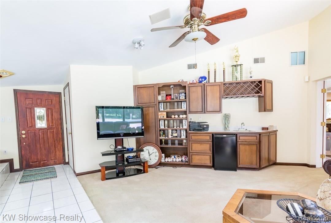 2584 Mcclintock Road Bloomfield Hills, MI 48302 - Photo 30 of 41 Great Room with Hot Tub and Wet Bar