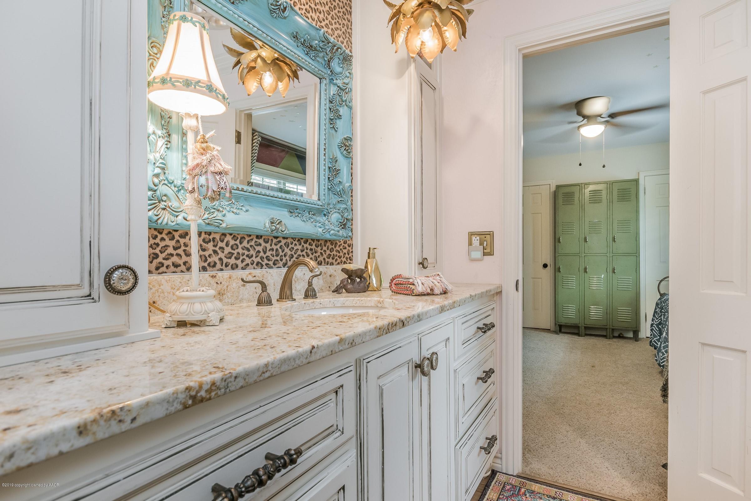 6301 Gainsborough Road Amarillo, TX 79106 - Photo 27 of 37 025_Jack and Jill Bathroom