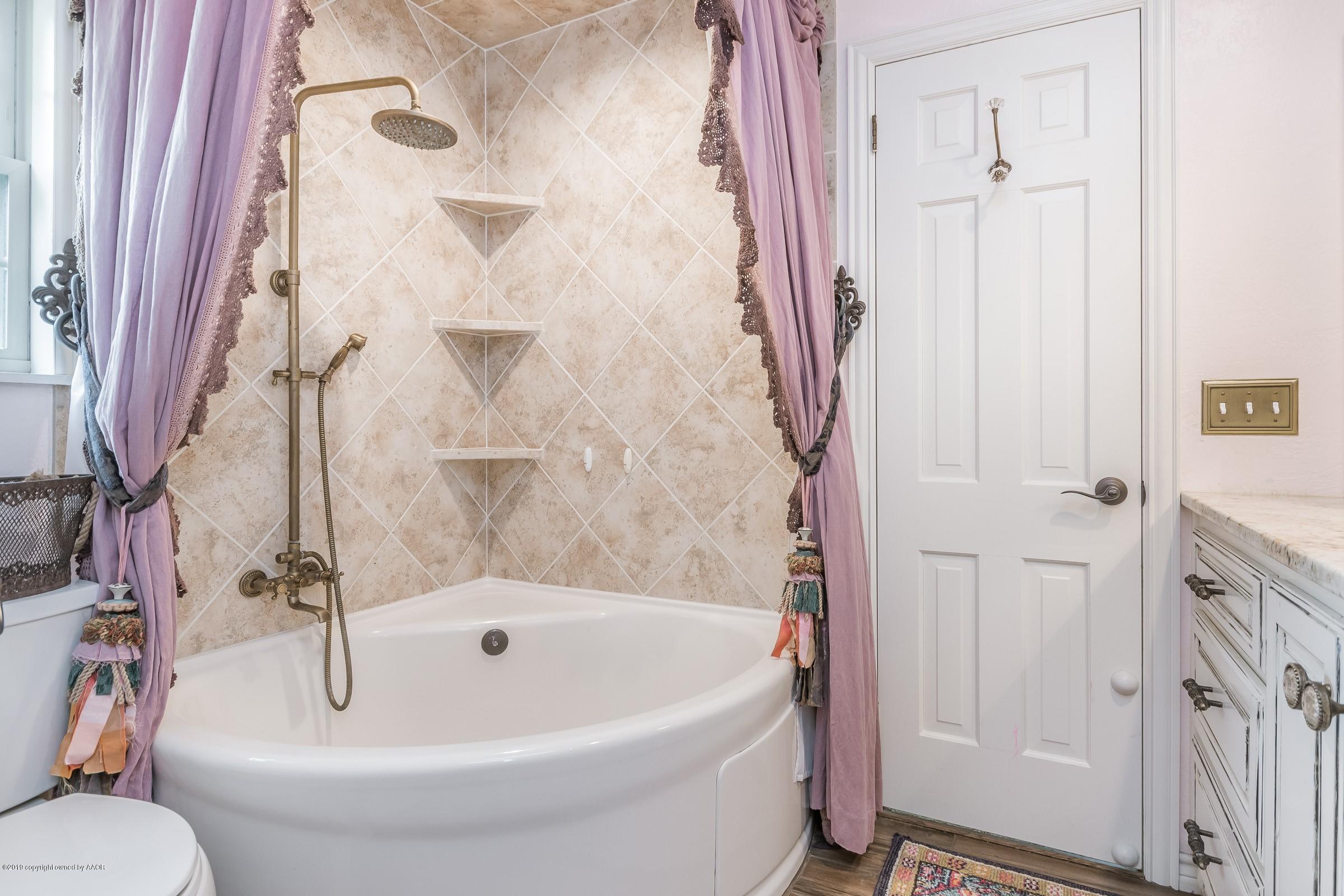 6301 Gainsborough Road Amarillo, TX 79106 - Photo 28 of 37 026_Jack and Jill Bathroom-2