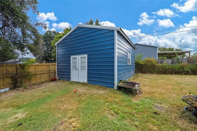 a view of a backyard