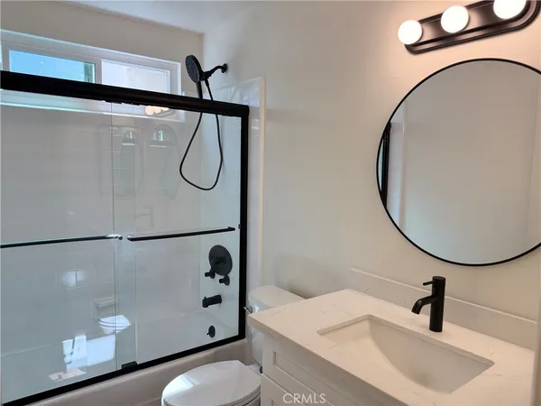 $1,950 | 18657 Collins Street, Unit 19, Tarzana, CA 91356